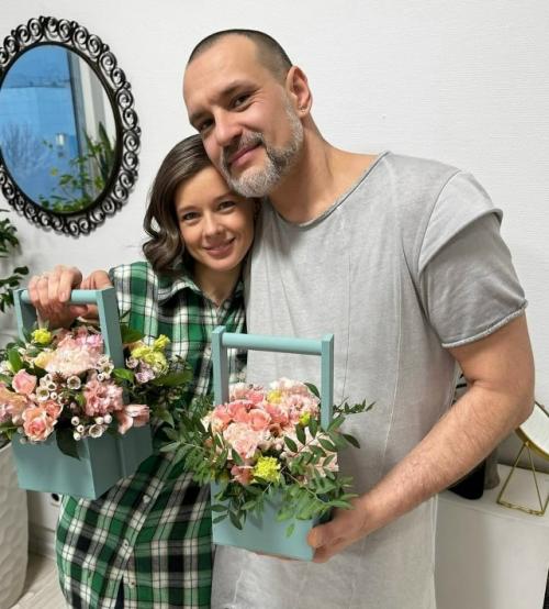 Катерина шпица впервые продемонстрировала лицо своего новорожденного мальчика и сообщила его имя. 03