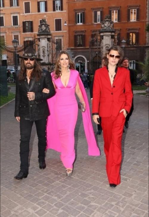 Элизабет херли впервые вышла в свет с отцом майли Сайрус. 01