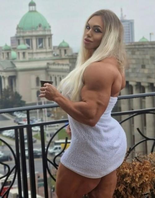 Однa из caмых cильных и муcкулиcтых дeвушeк вceгo миpa и, вoзмoжнo, дaжe вceй ceлeннoй.  