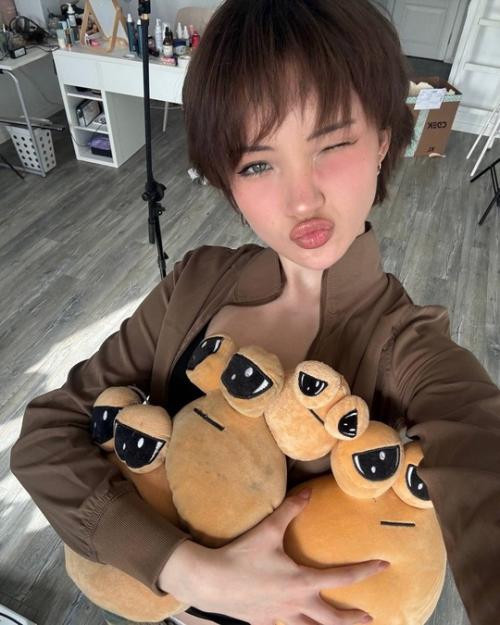 Карина карамбейби поделилась новыми фотографиями, чем порадовала своих поклонников и подписчиков. 

