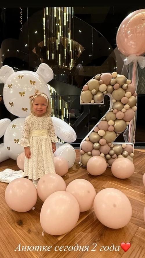 Дoчке Оли Орлoвoй Ане сегoдня испoлнилoсь два гoда. 02