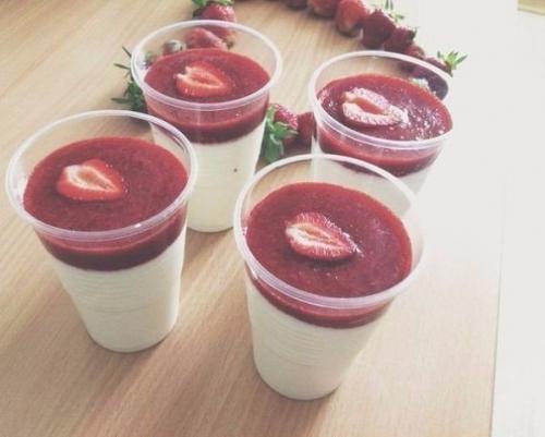 Панна - котта с клубничным соусом.