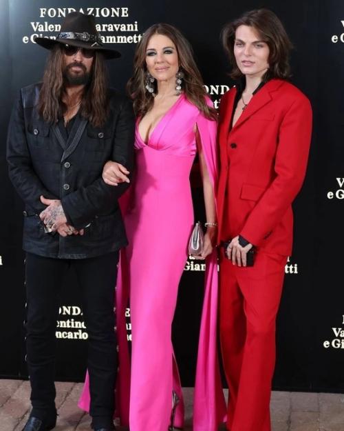 Элизабет херли впервые вышла в свет с отцом майли Сайрус. 03