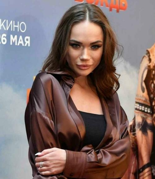 Младшую дочь родила от скуки, а старшую назвали как собаку: мать Яны кошкиной шокировала откровениями о семье. 01