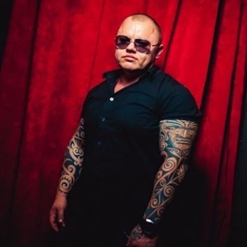 Это Анна тураева, и она 5 раз была чемпионкой мира по жиму лежа.  