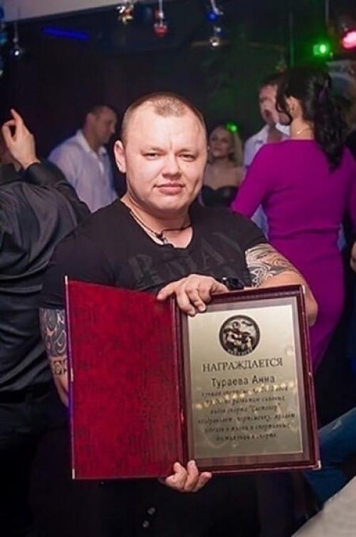 Это Анна тураева, и она 5 раз была чемпионкой мира по жиму лежа. 01