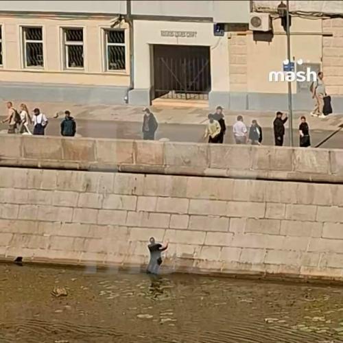 Оперный певец поссорился с дамой сердца и прыгнул с моста в Москву-реку. 
