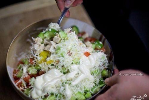 Салат с курицей и овощами. 04
