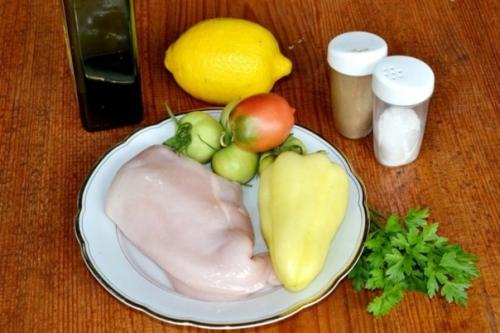 Салат с курицей и зелеными помидорами. 01