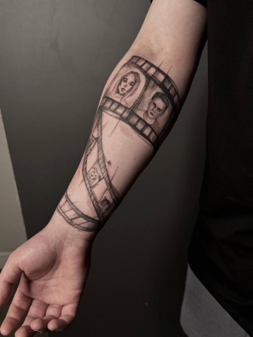 Фанат махи Горячевой сделал невероятный шаг - он набил себе огромную татуировку с её лицом и изображением всех её любимых питомцев! 01