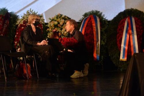 Лишь молча вытирала слезы. 04