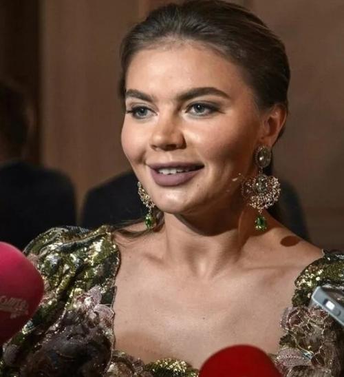 От красоты не осталось и следа: что случилось с внешностью Алины Кабаевой. 02