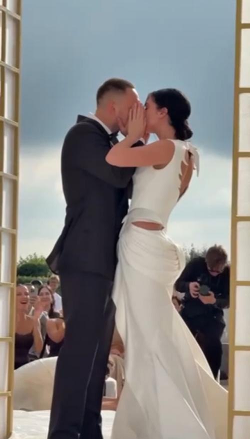 Адель и Литвин официально стали мужем и женой. 01