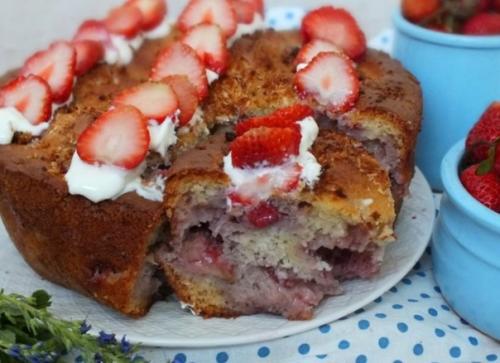 Заливной пирог с клубникой.

