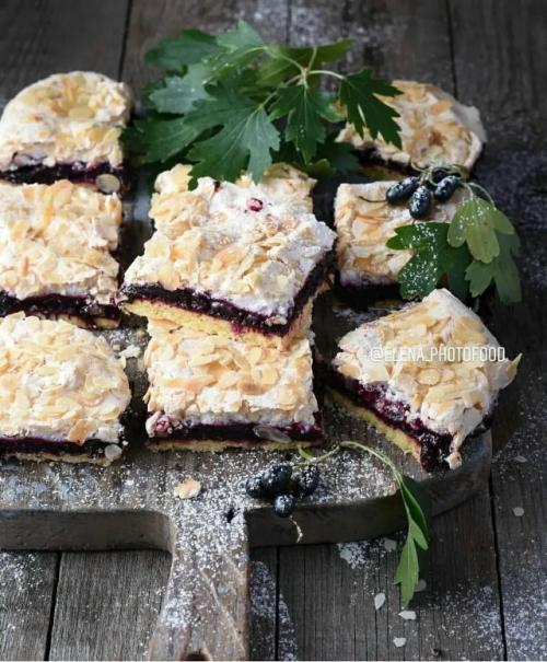 Песочный пирог с сочной клубничной начинкой и меренговой шапочкой! 
