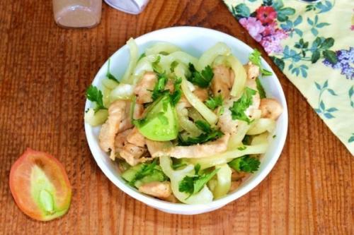 Салат с курицей и зелеными помидорами.
