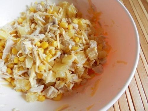 Салат с курицей, сыром и ананасом. 04