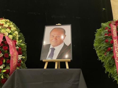 Лишь молча вытирала слезы. 01