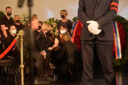 Лишь молча вытирала слезы. 02