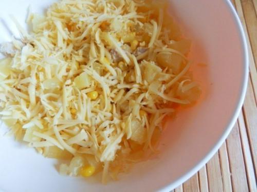 Салат с курицей, сыром и ананасом. 03