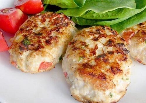 Кypиные котлеты с кaбачкoм и рисoм.