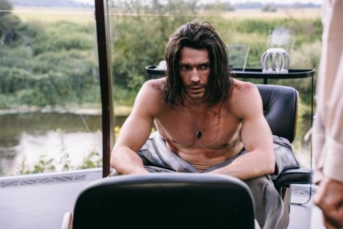 На съемках нового сериала Полдень царит настоящая жара - и не только из-за летней погоды! 01