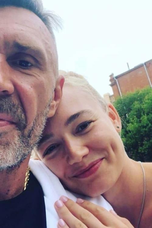 В 15 лет Оксана акиньшина влюбилась в Сергея Шнурова, который был на 15 лет старше неё. 01