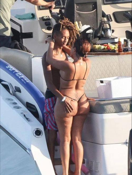 В сети активно обсуждают измену Джейдена смита. 01