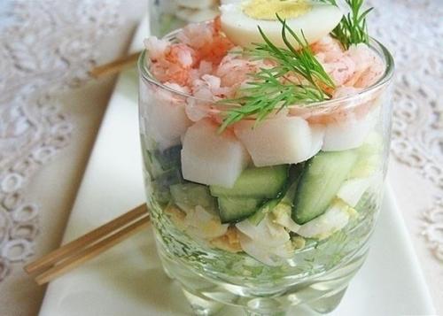 Салат из огурцов и креветок с сыром?