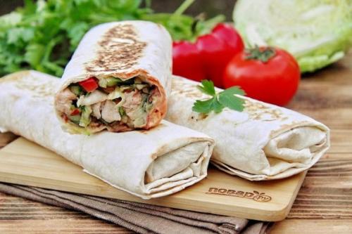 Шаурма с курицей, корейской морковью и овощами. 01