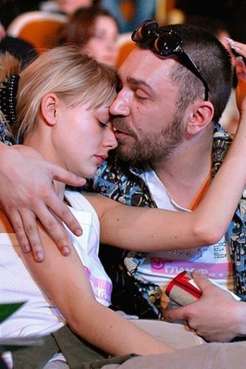 В 15 лет Оксана акиньшина влюбилась в Сергея Шнурова, который был на 15 лет старше неё. 03