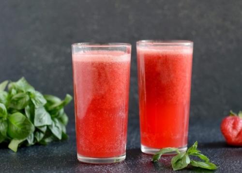 Лимонад с базиликом и клубникой.

