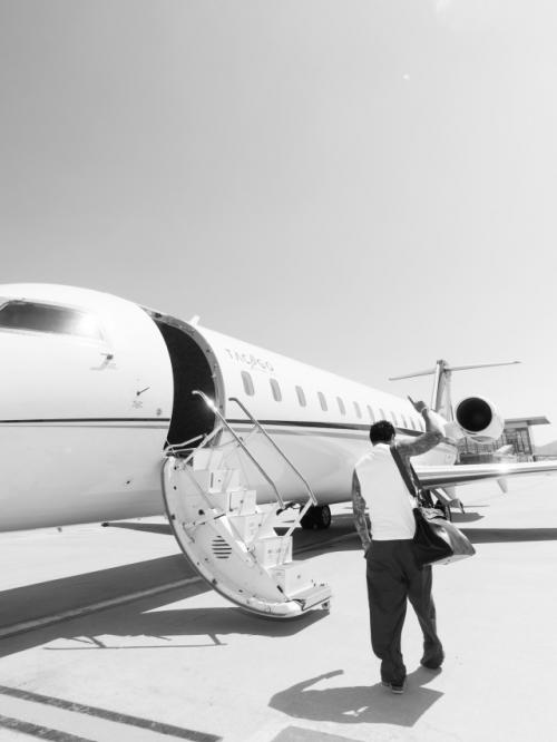 Тимати обвиняют в большом количестве случаев в том, что он бросил свою возлюбленную с новорожденным ребёнком, а сам уехал отдыхать. 01