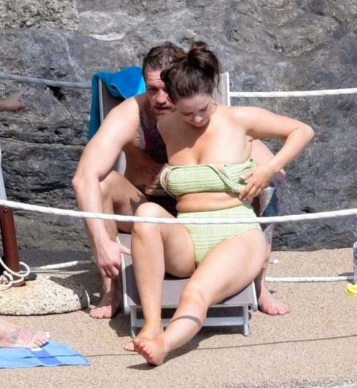 Жена Конора макгрегора в купальнике его поклонников огорчила. 01