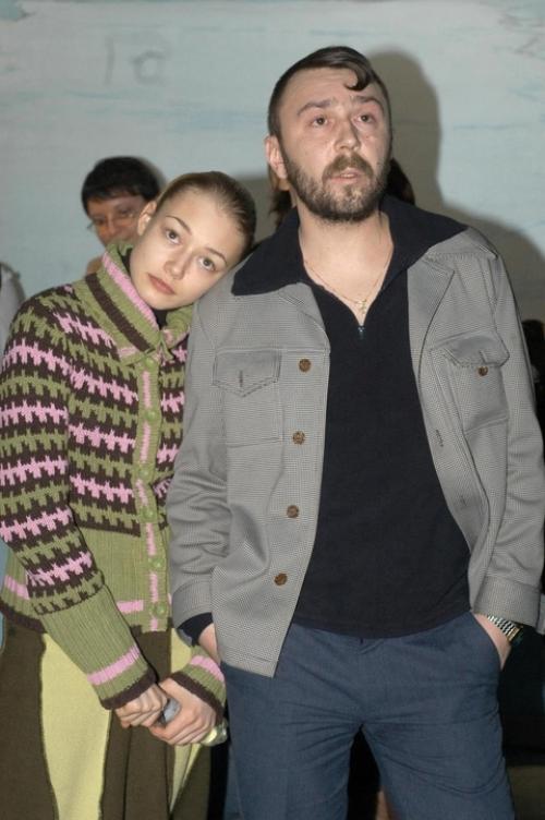 В 15 лет Оксана акиньшина влюбилась в Сергея Шнурова, который был на 15 лет старше неё. 04