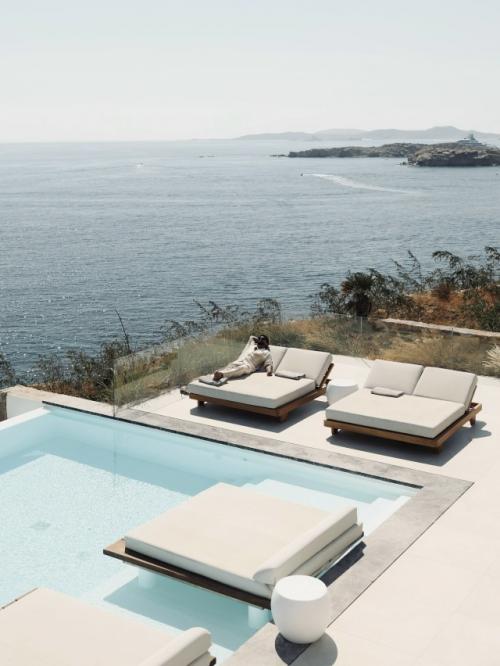 Тимати обвиняют в большом количестве случаев в том, что он бросил свою возлюбленную с новорожденным ребёнком, а сам уехал отдыхать. 02