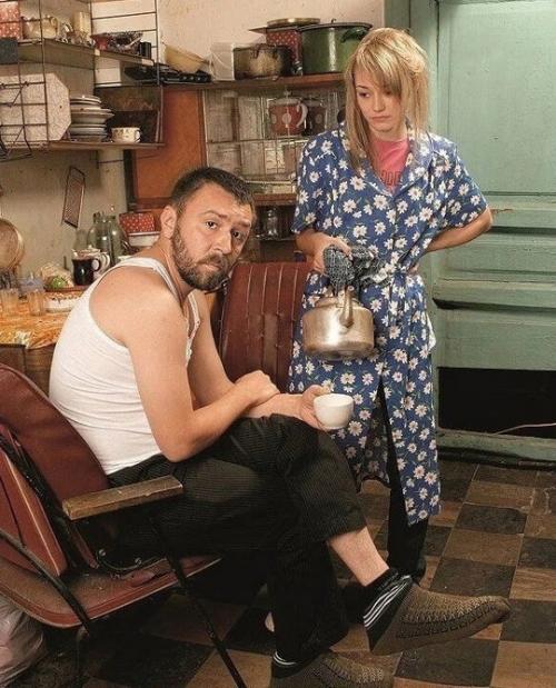 В 15 лет Оксана акиньшина влюбилась в Сергея Шнурова, который был на 15 лет старше неё. 02