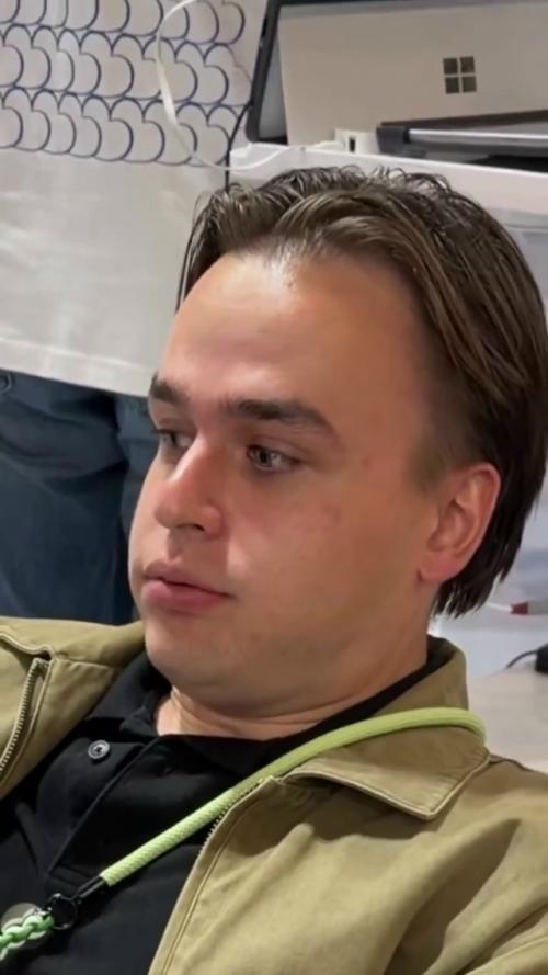 На молодежном фестивале в Екатеринбурге появился необычный интерактивный стенд - симулятор родов. 03