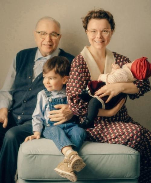 Татьяна брухунова впервые представила свою подросшую дочь евгения Петросяна. 02