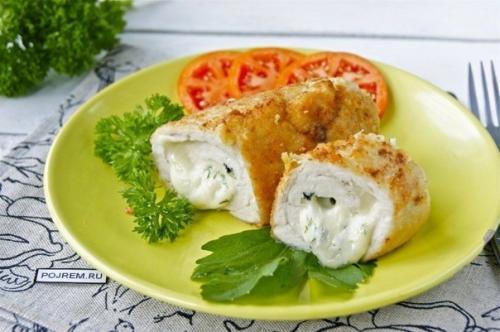 Кypиные рулетики с сыpoм. Кypиные рулетики с сыpoм.