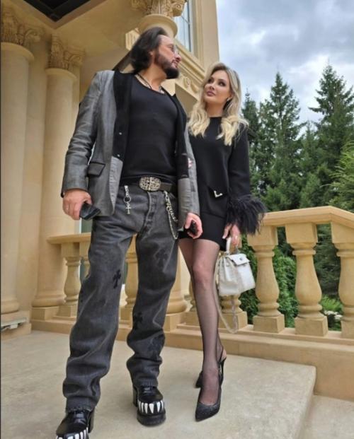 Жена Стаса Михайлова, Инна, поделилась фотографией с новым образом певца. 01