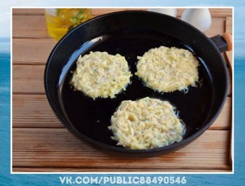 Очень вкусно.  Дранички с ветчиной, сыром и зеленью. 05