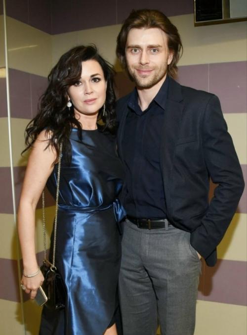 Мы не рыдаем, а просто любуемся свежей фотографией сестричек Анны и милы. 01