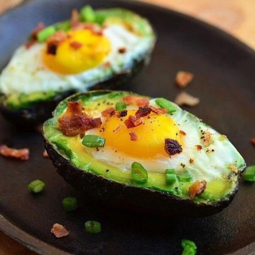 Яичница в авокадо?   Ингредиенты: 03
