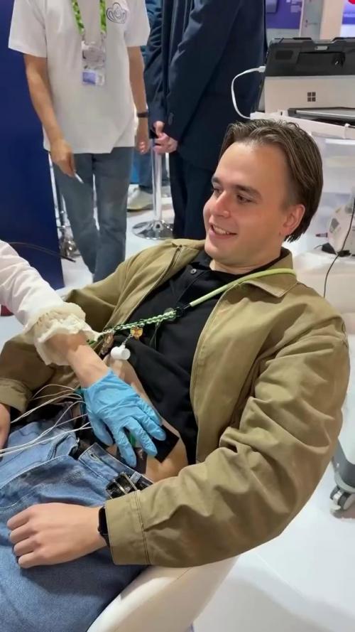 На молодежном фестивале в Екатеринбурге появился необычный интерактивный стенд - симулятор родов. 02