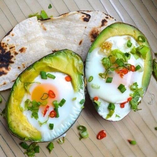 Яичница в авокадо?   Ингредиенты: 01