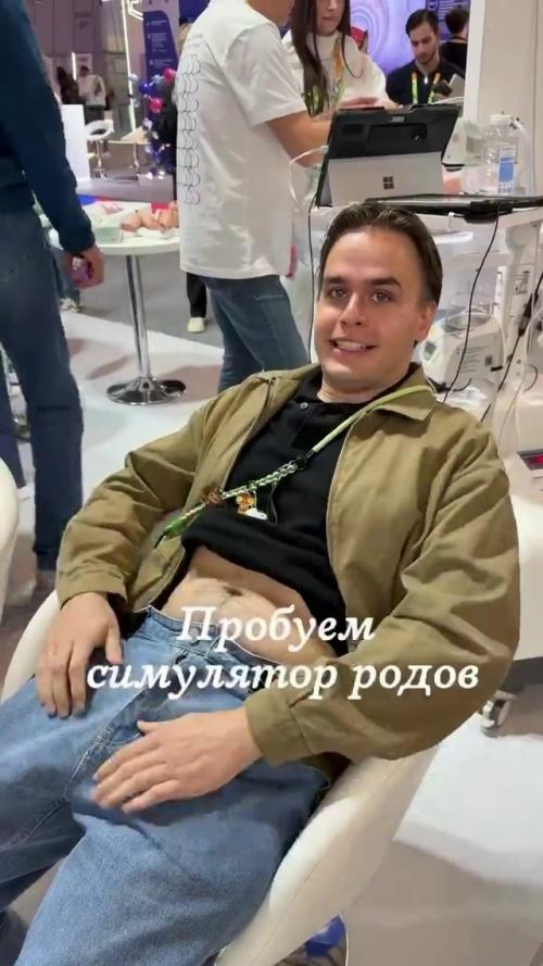 На молодежном фестивале в Екатеринбурге появился необычный интерактивный стенд - симулятор родов. 01