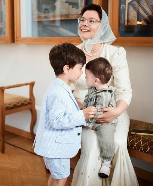 Татьяна брухунова впервые представила свою подросшую дочь евгения Петросяна. 01