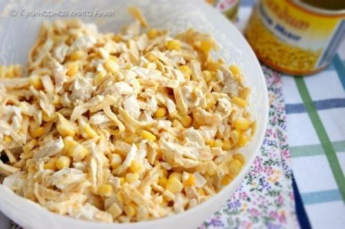 Салат с курицей и яичными блинчиками.

