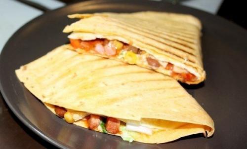 Бурито с ветчиной и моцареллой. Бурито с ветчиной и моцареллой.